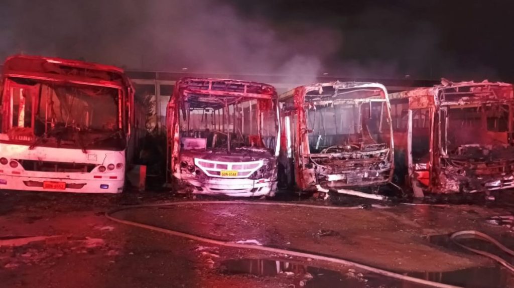 buses urbanos incendiados en parqueadero