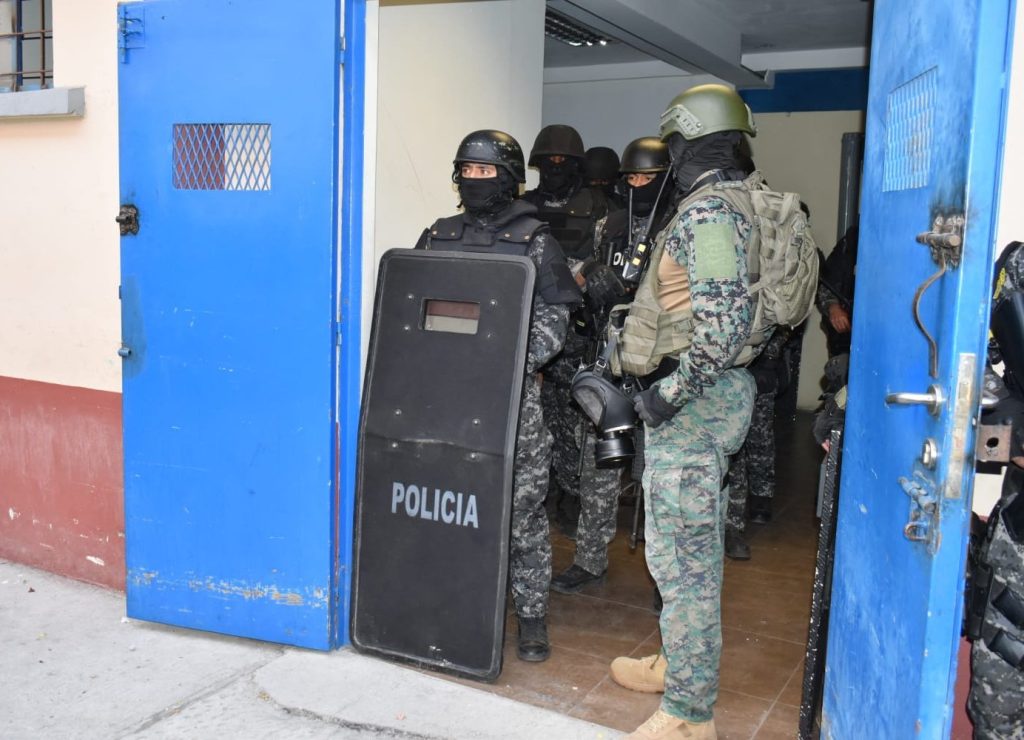 policías en cárcel de Cotopaxi